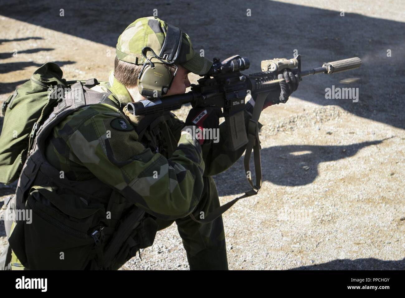 Un svedese Ranger Costiera con il 1° Reggimento Marine spara il Marine Corps M4 service fucile durante la formazione incrociata gamma all esercizio arcipelago sforzarsi a bordo Berga Base Navale, Harsfjarden, Svezia, 22 Agosto, 2018. Esercizio Arcipelago Endeavour è un sistema integrato di formazione sul campo di esercizio che aumenta la capacità operativa e migliora la collaborazione strategica tra Stati Uniti Marines e le forze svedesi. Foto Stock