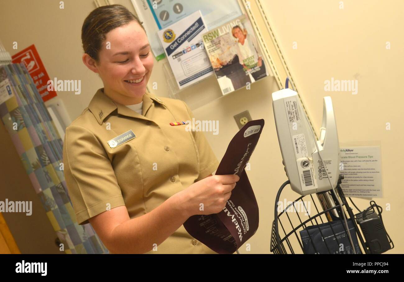 Il Jacksonville, Florida (17 agosto 2018) Hospitalman Sydnee LeGrande si prepara a prendere una pressione del sangue del paziente all'Ospedale Navale di Jacksonville ostetricia/ginecologia clinica. LeGrande, nativo di Lewistown, Illinois, dice "Lavorare in questo ambiente, ci prendiamo cura di molti aspettano di madri e il piacere di essere una parte del loro incredibile viaggio. Si sente collegato alle madri. Poi si arriva a vedere di nuovo sul loro visite di follow-up e vedere come tutto ciò che sta accadendo. Si tratta di un molto speciale processo". Foto Stock