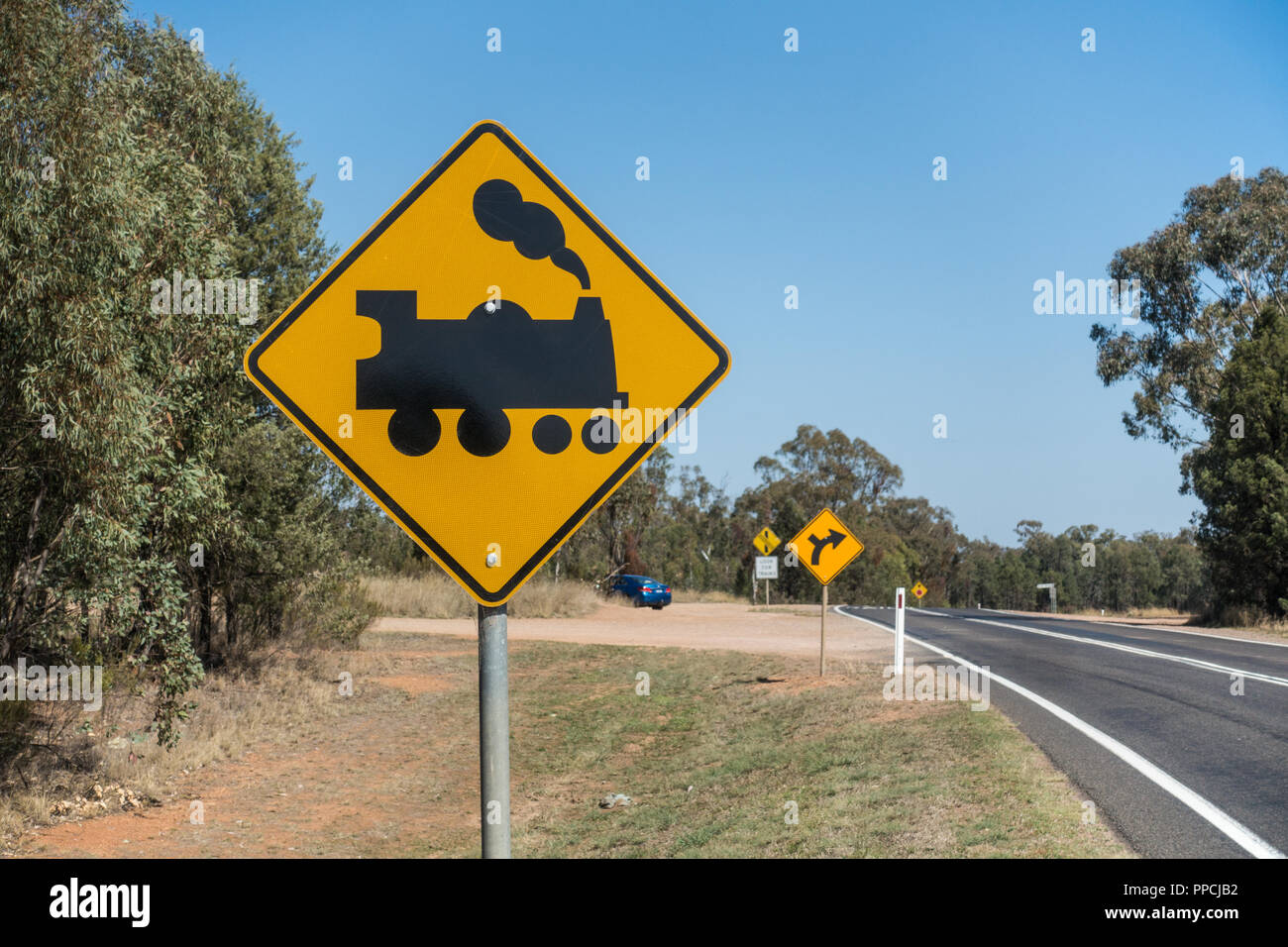 Ferrovia Strada traffico segno di avvertimento sulla via d'oro nella zona centrale di NSW Australia. Foto Stock