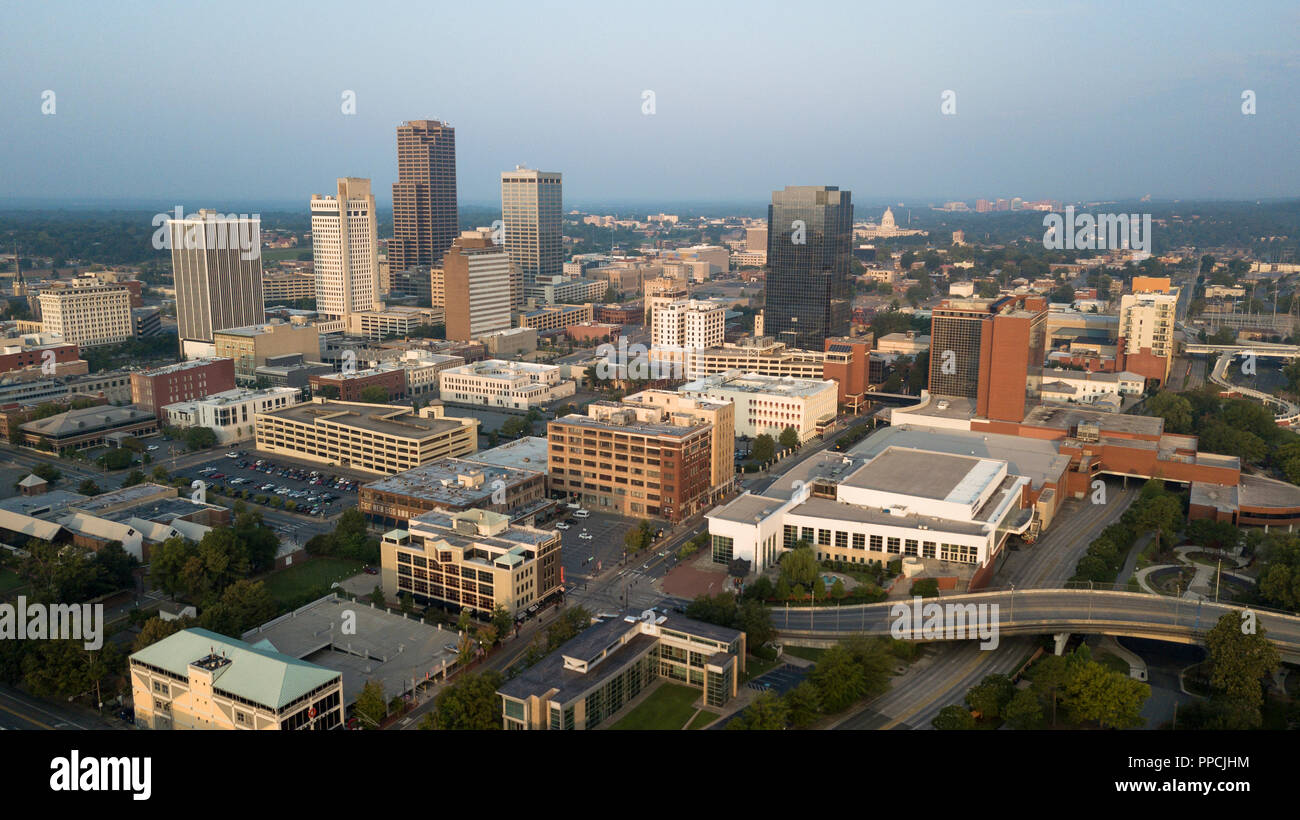 Lo State Capitol Building si staglia dietro il centro al tramonto a Little Rock AR USA Foto Stock