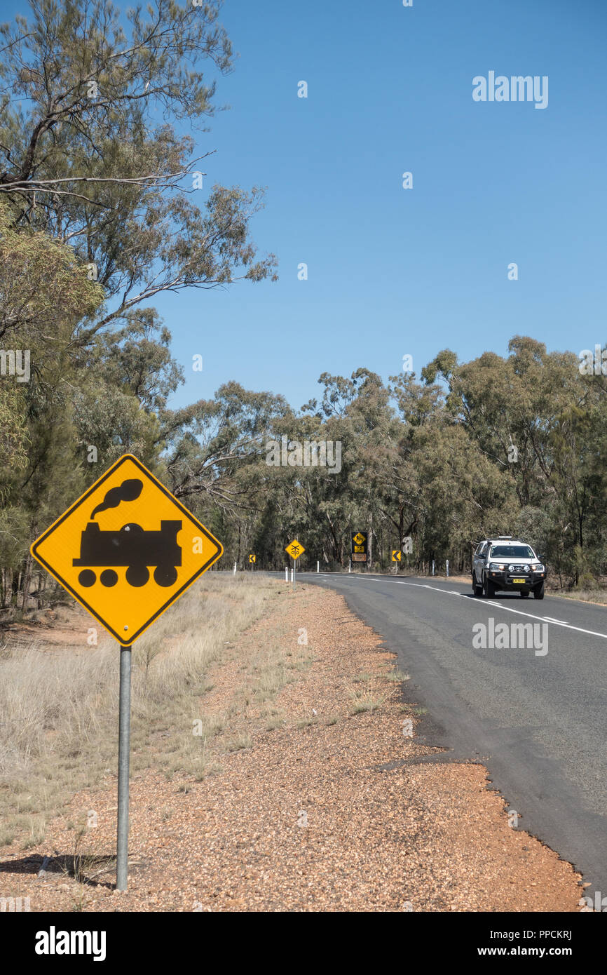Incrocio ferroviario avanti segno di traffico. Rural NSW Australia. Foto Stock