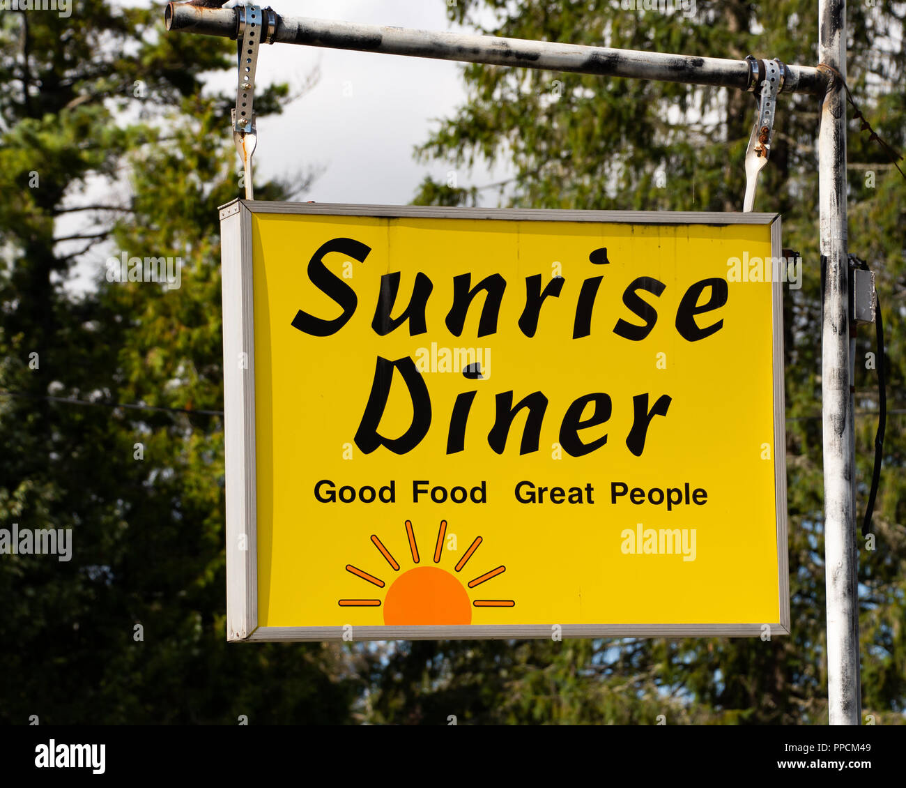 Un giallo brillante segno per il Sunrise Diner in speculatore, NY USA Foto Stock