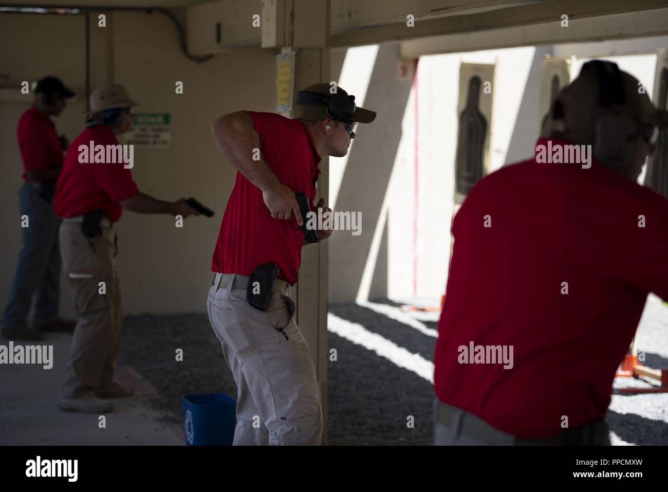 Stati Uniti La riserva di esercito di indagine penale il comando (CID) agenti speciali, qualificarsi sulla loro armi assegnato durante il Custode scudo, Agosto 27, 2018 a Coronado, California. Protezione Guardian 2018 è un esercito riserva CID-led esercizio di formazione che certifica la riserva di esercito di agenti speciali sui corsi di cui hanno bisogno per progredire nella loro carriera, così come prevede la formazione al servizio attivo dell'esercito, CID criminale navale servizio investigativo (NCIS) agenti, Marine Corps CID, civile di applicazione della legge e della Marina e Marine EOD. Nel suo nono anno, Guardian Shield continua a essere uno dei più in profondità gli eventi di formazione per mil Foto Stock