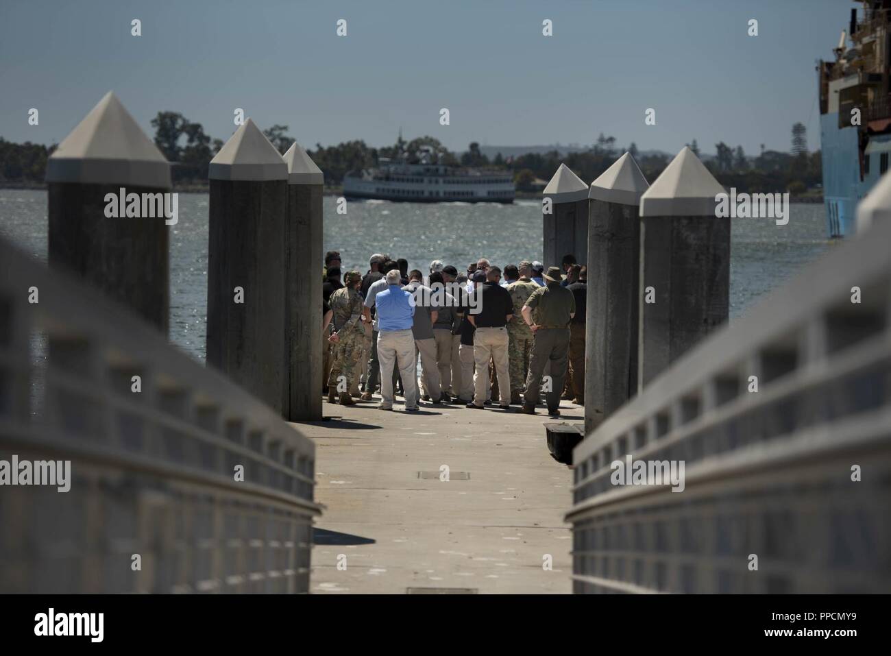 Stati Uniti La riserva di esercito e active duty gli agenti speciali di ricevere una breve sulla logistica Sicurezza presso il Porto di San Diego, California, durante il Custode scudo, il 29 agosto 2018. Protezione Guardian 2018 è un U.S. La riserva di esercito di indagine penale il comando (CID)-led esercizio di formazione tenutosi a Coronado, California, che certifica la riserva di esercito di agenti speciali sui corsi di cui hanno bisogno per progredire nella loro carriera, così come prevede la formazione al servizio attivo dell'esercito, CID criminale navale servizio investigativo (NCIS) agenti, Marine Corps CID, civile di applicazione della legge e della Marina e Marine EOD. Nel suo nono anno, Guardian Shield c Foto Stock