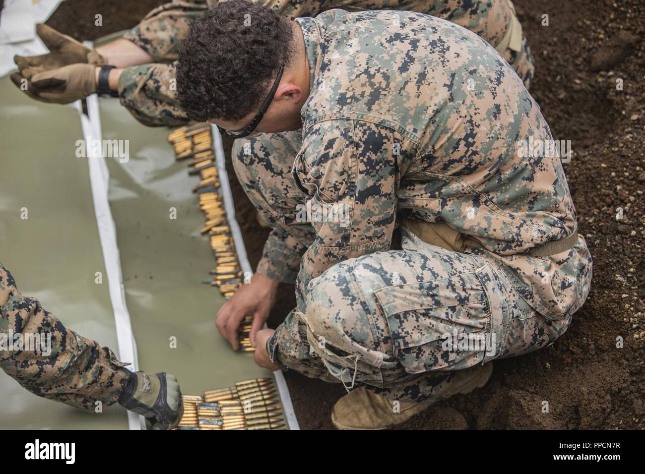 Sgt. Payton S. Lawler allinea varie piccole armi su detasheet sett. 3, 2018 a Camp Fuji, Giappone. Marines con l'eliminazione degli ordigni esplosivi Company, 9 Supporto tecnico di battaglione, 3° Marine Logistics Group, utilizzare detasheet, un esplosivo gommato, per grandi smaltimento. EOD Azienda Marines convalidato proficiency e preparato per la missione in tutto il mondo la distribuzione in sostegno della III Marine forza expeditionary testando la loro capacità di disattivare e disporre di esplosivi. Lawler è un nativo di Green Bay, Wisconsin. Foto Stock