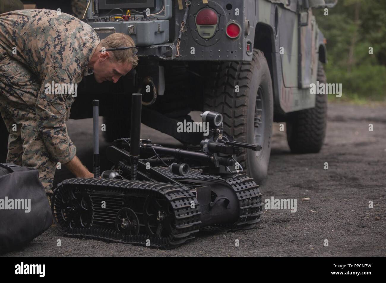 Sgt. Brett E. Ellis prepara un Mark II Taloni l'eliminazione degli ordigni esplosivi robot sett. 5, 2018 a Camp Fuji, Giappone. EOD Marines addestrati per lo smaltimento sicuro di esplosivi improvvisati dispositivi con la Mark II Taloni EOD robot durante la preparazione di tutto il mondo per il deployment di missione a sostegno della III Marine Expeditionary Force. Ellis, nativo di Overland Park, Kansas, è un EOD tecnico di EOD Company, 9 Supporto tecnico di battaglione, 3° Marine Logistics Group. Foto Stock