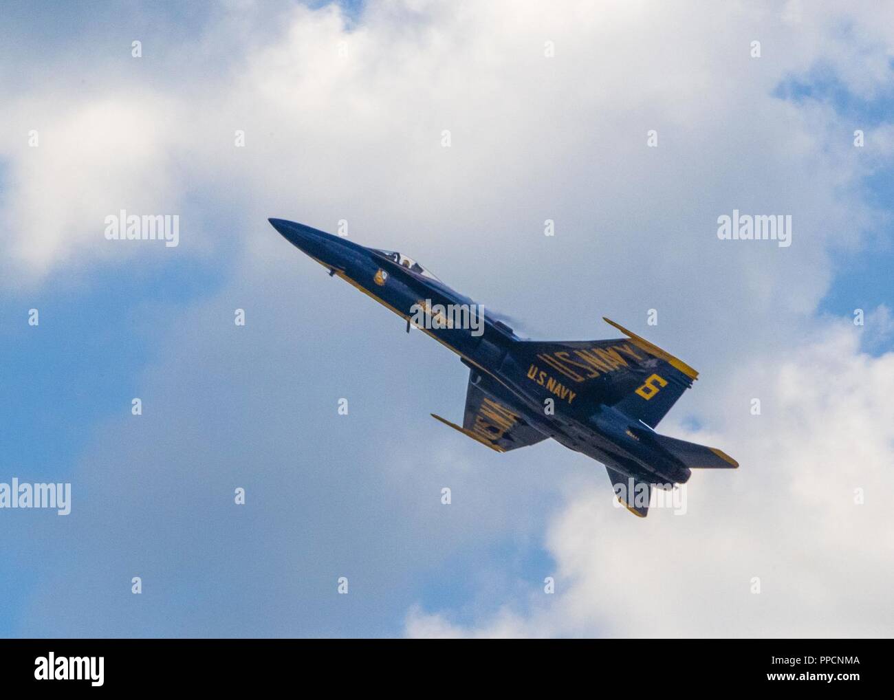 (Sett. 1, 2018) Stati Uniti Navy dimostrazione di volo squadrone, Blue Angels, eseguire durante il Cleveland Air Show all'Aeroporto Burke Lakefront durante Cleveland Navy settimana. La Marina Ufficio di comunicazione alla Comunità utilizza la Marina programma settimana per portare i marinai della marina militare, attrezzature e visualizza per circa 14 città americane ogni anno per una settimana di calendario di impegni di outreach progettato per gli americani di provare in prima persona il modo in cui gli Stati Uniti Marina è la Marina Militare la nazione ha bisogno. Foto Stock