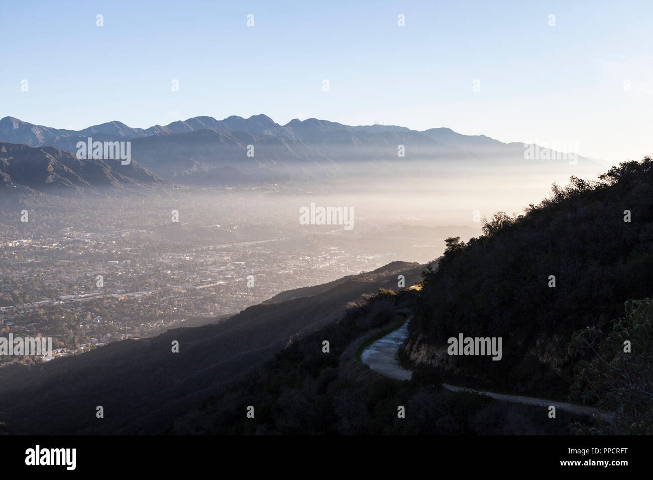 Smoggy mattina Verdugo mountain view di La Canada Flintridge, La Crescenta e le montagne di San Gabriel vicino a Los Angeles, California. Foto Stock