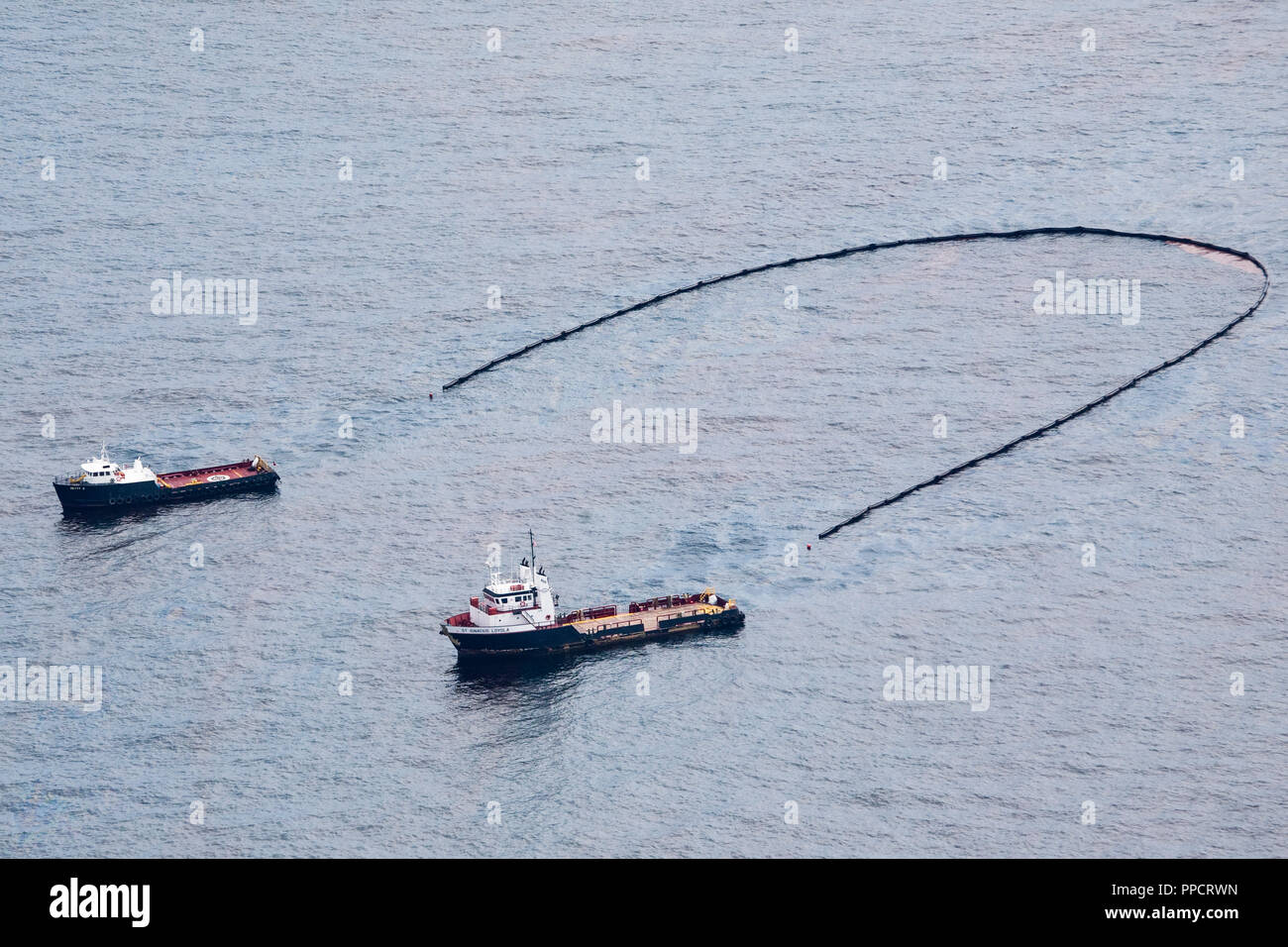 Due barche di pulizia di fuoriuscita di petrolio nel golfo del Messico, Grand Isle, Louisiana, Stati Uniti d'America Foto Stock