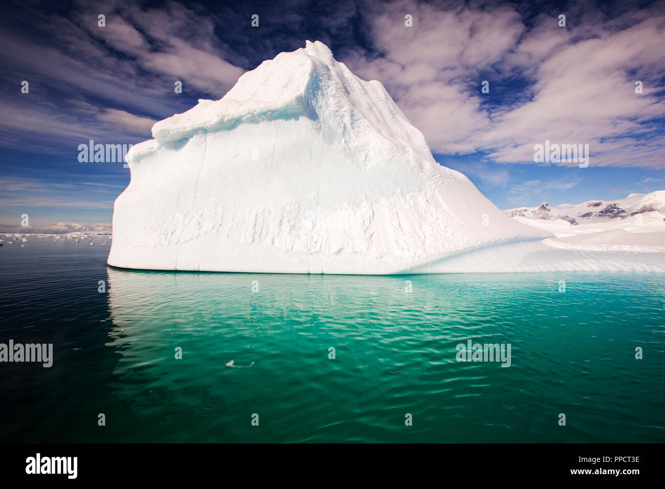 Un iceberg in stretto di Gerlache separando la Palmer Arcipelago tra la Penisola Antartica off Anvers Island. La penisola antartica è uno dei più veloci tra le zone di riscaldamento del pianeta. Foto Stock