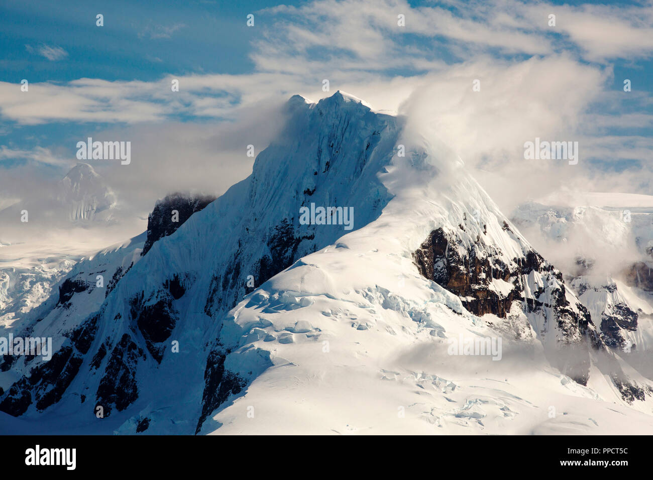 Montagne della penisola antartica dallo stretto di Gerlache che separa il Palmer Arcipelago tra la Penisola Antartica off Anvers Island. La penisola antartica è uno dei più veloci tra le zone di riscaldamento del pianeta. Foto Stock