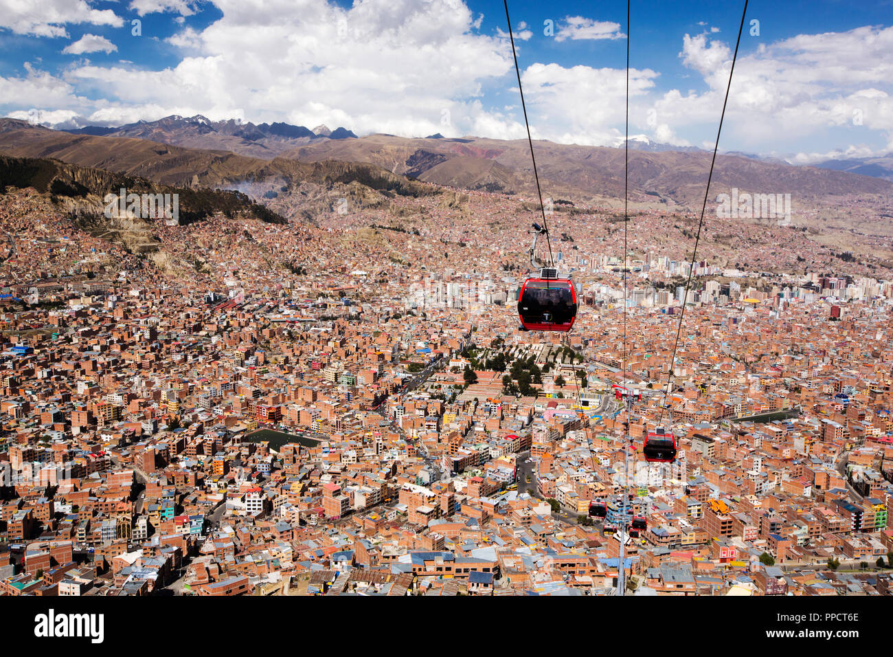 Un moderno sistema di cabinovia a La Paz, in Bolivia. Foto Stock