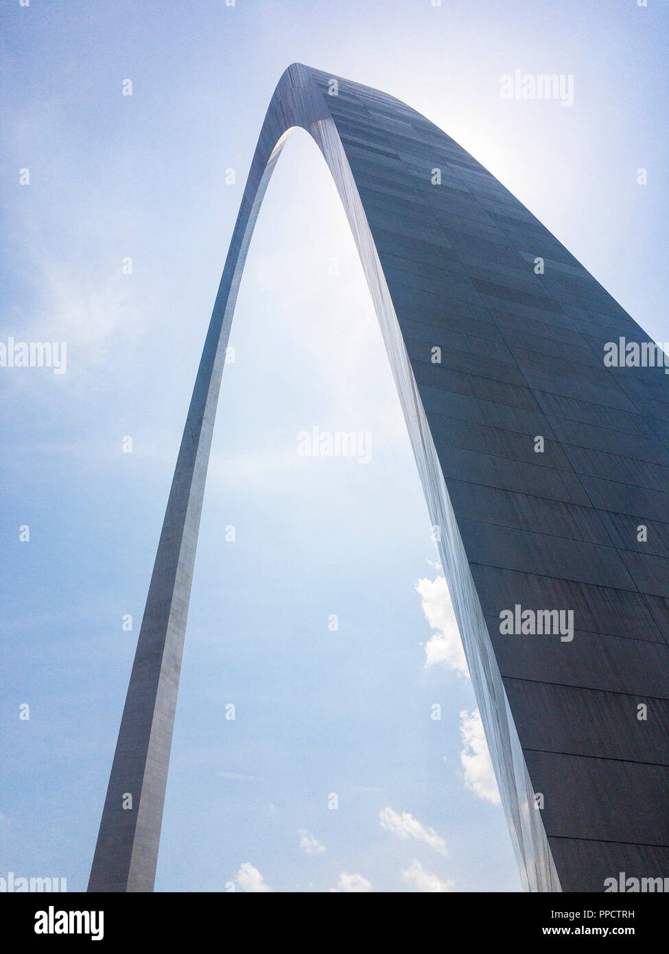 Basso angolo di vista Gateway Arch contro sky, St Louis, Missouri, Stati Uniti d'America Foto Stock