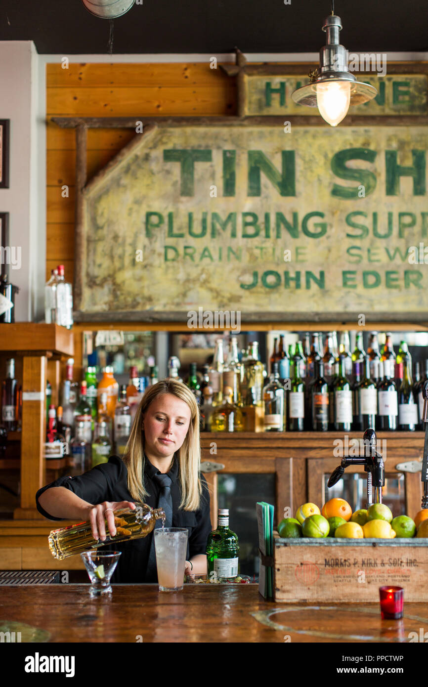Barista preparare tequila cocktail al bar, Seattle, Washington, Stati