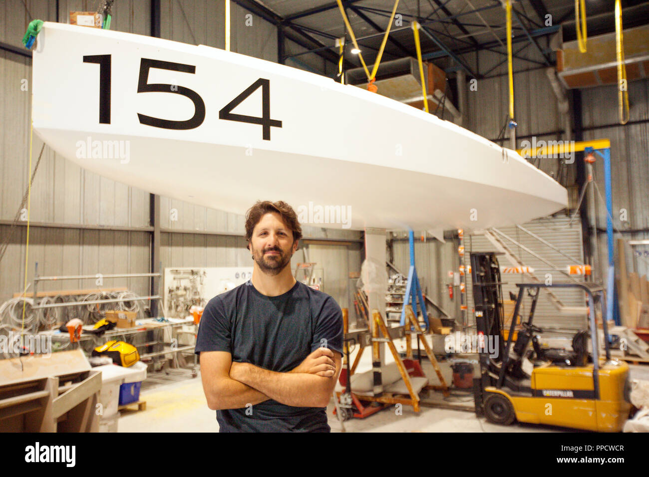 Preparazione del sollevatore 40 CLASSE 40 per lo skipper Yoann Richomme prima della Route du Rhum 2018 a Gepeto composito. Compositi Gepeto sfruttando la loro esperienza in composito boat building per high-tech racing yachts. Compositi Gepeto è basata a Lorient Keroman base sottomarina, Bretagna Francia Foto Stock