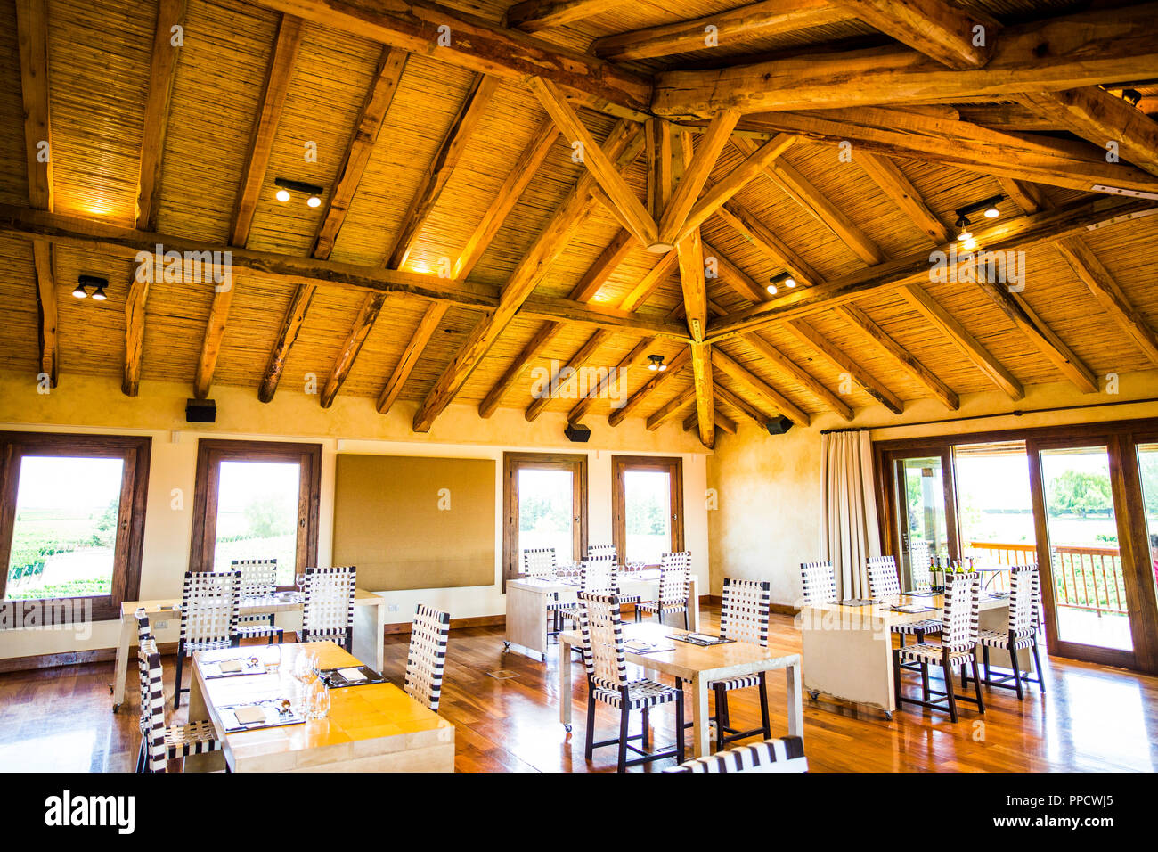 Interno del ristorante bodega a Mendoza, Argentina Foto Stock