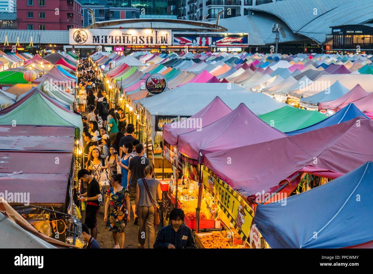 Elevato angolo di visione dell'asta Fai Treno Notte Mercato a Bangkok, in Thailandia Foto Stock