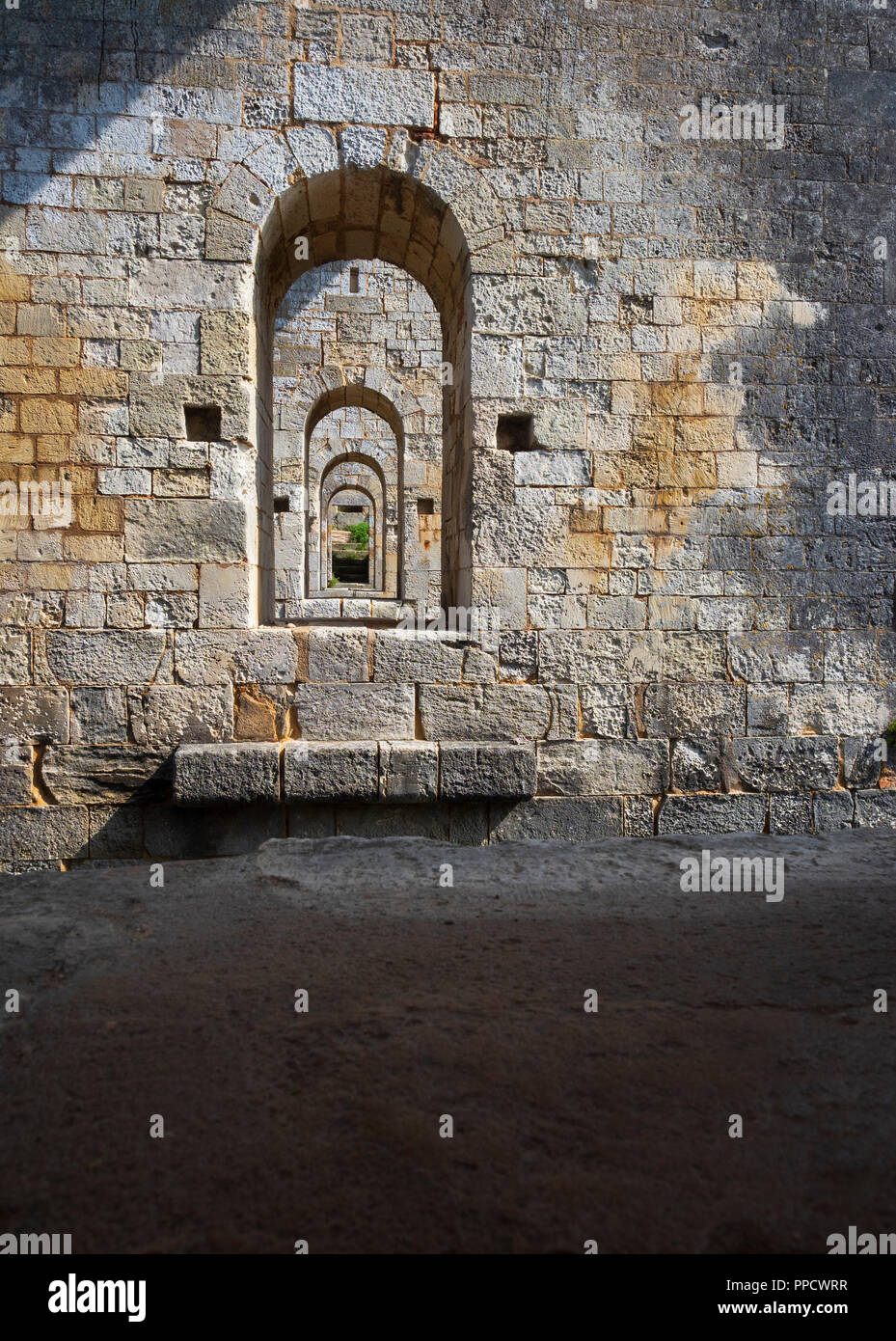 Allineamento dei pilastri che supportano il ponte per accedere al gate Royale attraversando il fossato. Cittadella del Château d'Oléron. la Francia Foto Stock