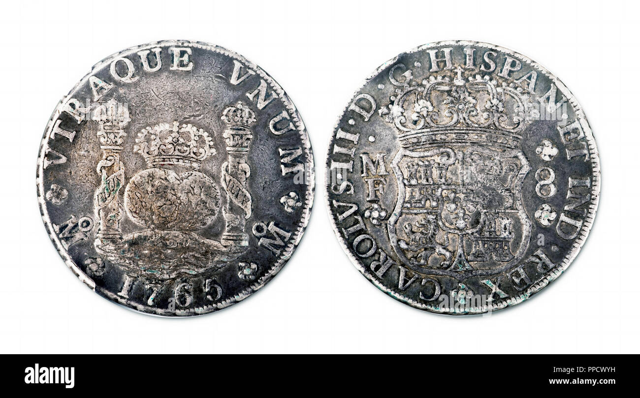Spagnolo di antiquariato silver dollar datata 1765 mostra anteriore e posteriore della moneta. Foto Stock
