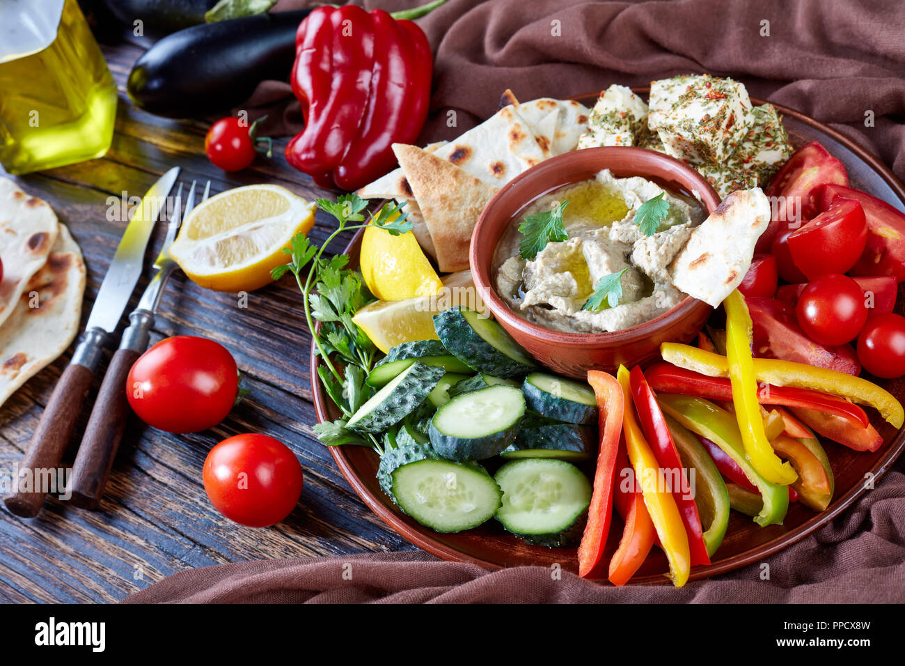 Mediterraneo tradizionale dip baba ganoush - purea di melanzane wwith succo di limone, la tahina, aglio, servita con pomodori, cetrioli, peperone, feta chee Foto Stock