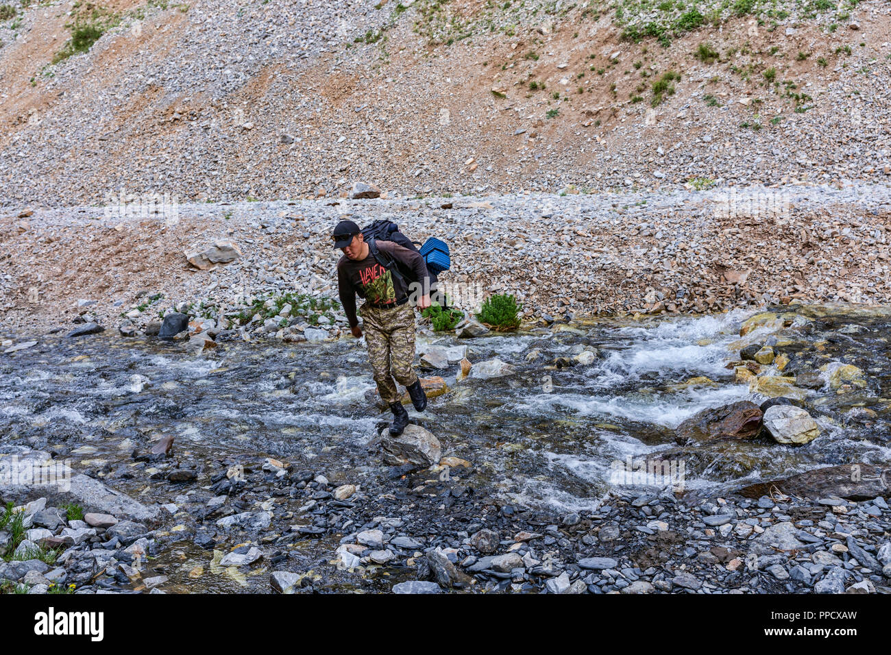 La altezze incredibili di Alay Trek nel sud-ovest del Kirghizistan che prende in 4 3000+ metro passa. Foto Stock