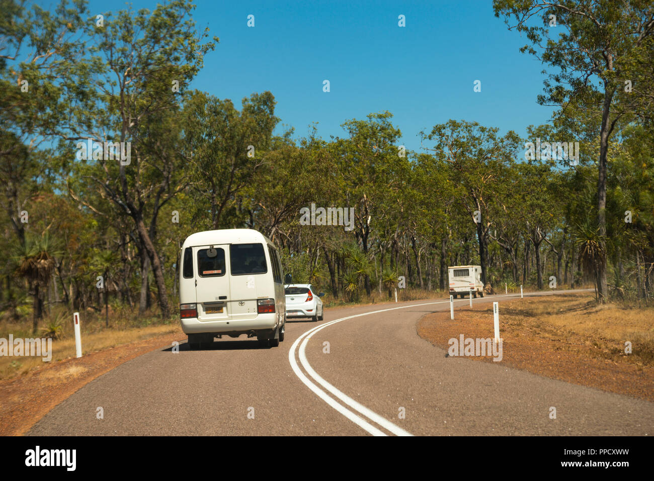 White camper autobus la guida nella foresta del parco nazionale di Litchfield, Australia Foto Stock