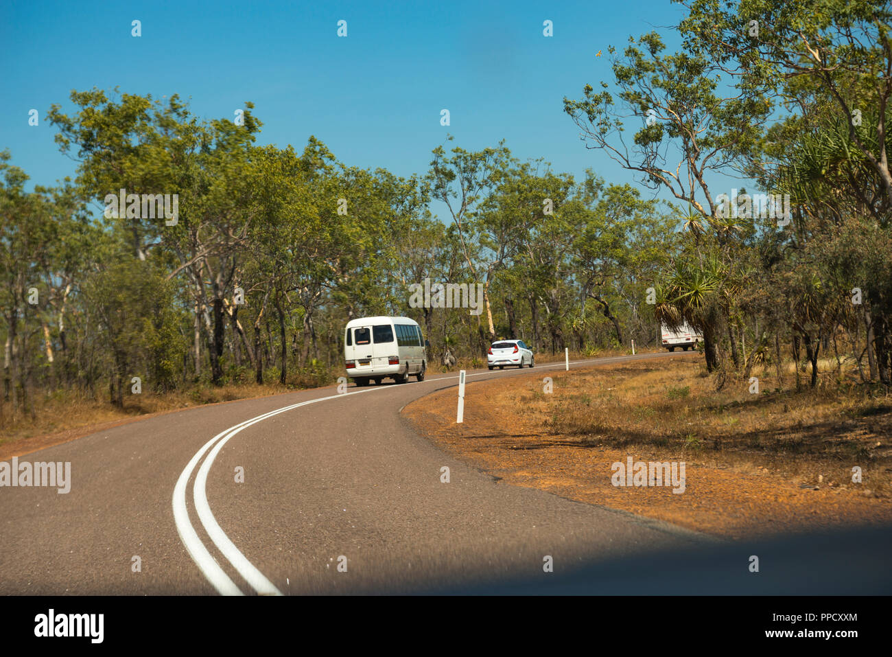 White camper autobus la guida nella foresta del parco nazionale di Litchfield, Australia Foto Stock