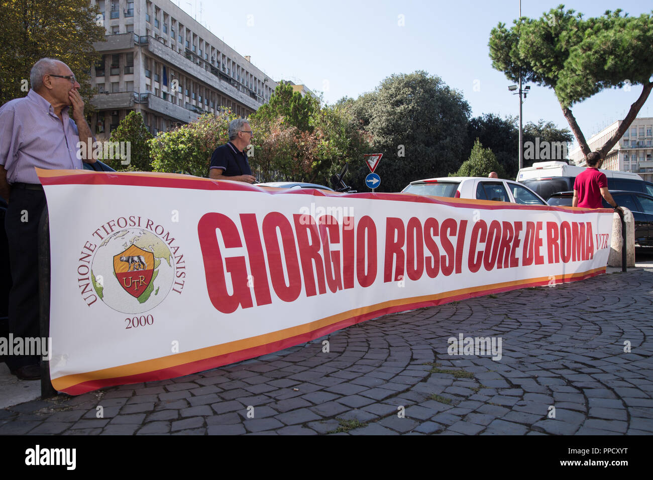 Roma, Italia. 24Sep, 2018. I ragazzi della Curva Sud dello Stadio Olimpico  di Roma ha salutato per l ultima volta Giorgio Rossi, massaggiatore storico  di Roma dal 1957 fino al 2012, che