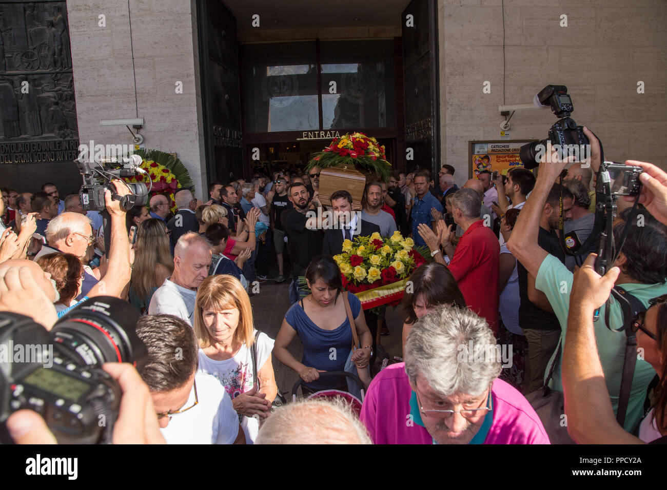 Roma, Italia. 24Sep, 2018. I ragazzi della Curva Sud dello Stadio Olimpico di Roma ha salutato per l ultima volta Giorgio Rossi, massaggiatore storico di Roma dal 1957 fino al 2012, che morì nella notte tra sabato e domenica all'età di 87 Credito: Matteo Nardone/Pacific Press/Alamy Live News Foto Stock