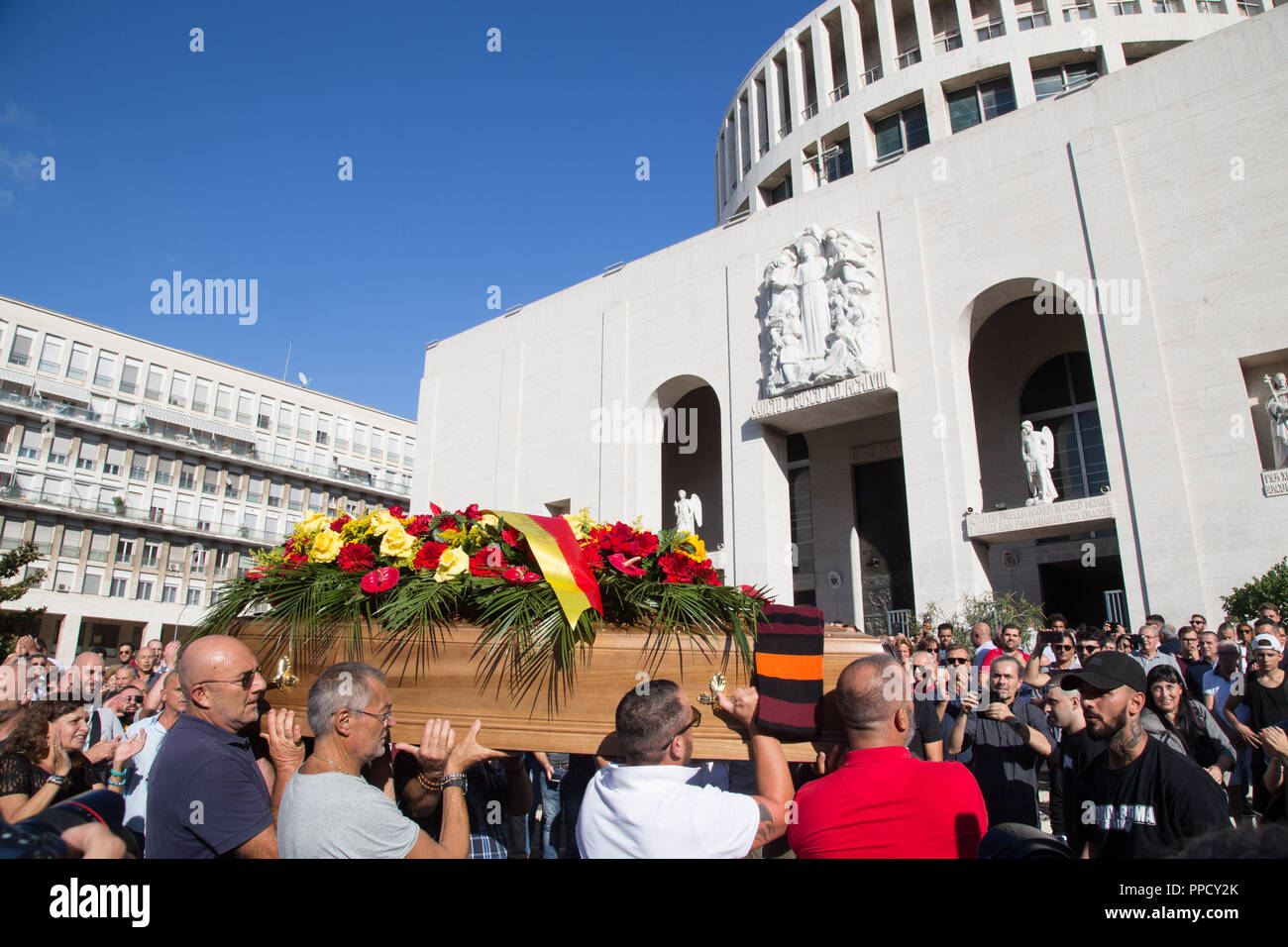 Roma, Italia. 24Sep, 2018. I ragazzi della Curva Sud dello Stadio Olimpico di Roma ha salutato per l ultima volta Giorgio Rossi, massaggiatore storico di Roma dal 1957 fino al 2012, che morì nella notte tra sabato e domenica all'età di 87 Credito: Matteo Nardone/Pacific Press/Alamy Live News Foto Stock