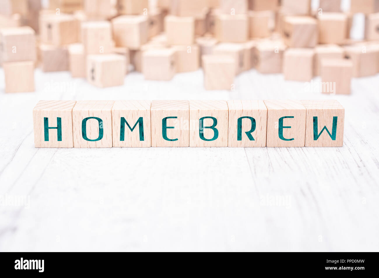 La parola Homebrew formata da blocchi di legno su un tavolo bianco Foto Stock