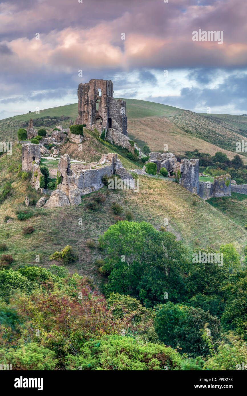 Le storiche rovine di Corfe Castle, nella contea di Dorset, Inghilterra. Foto Stock