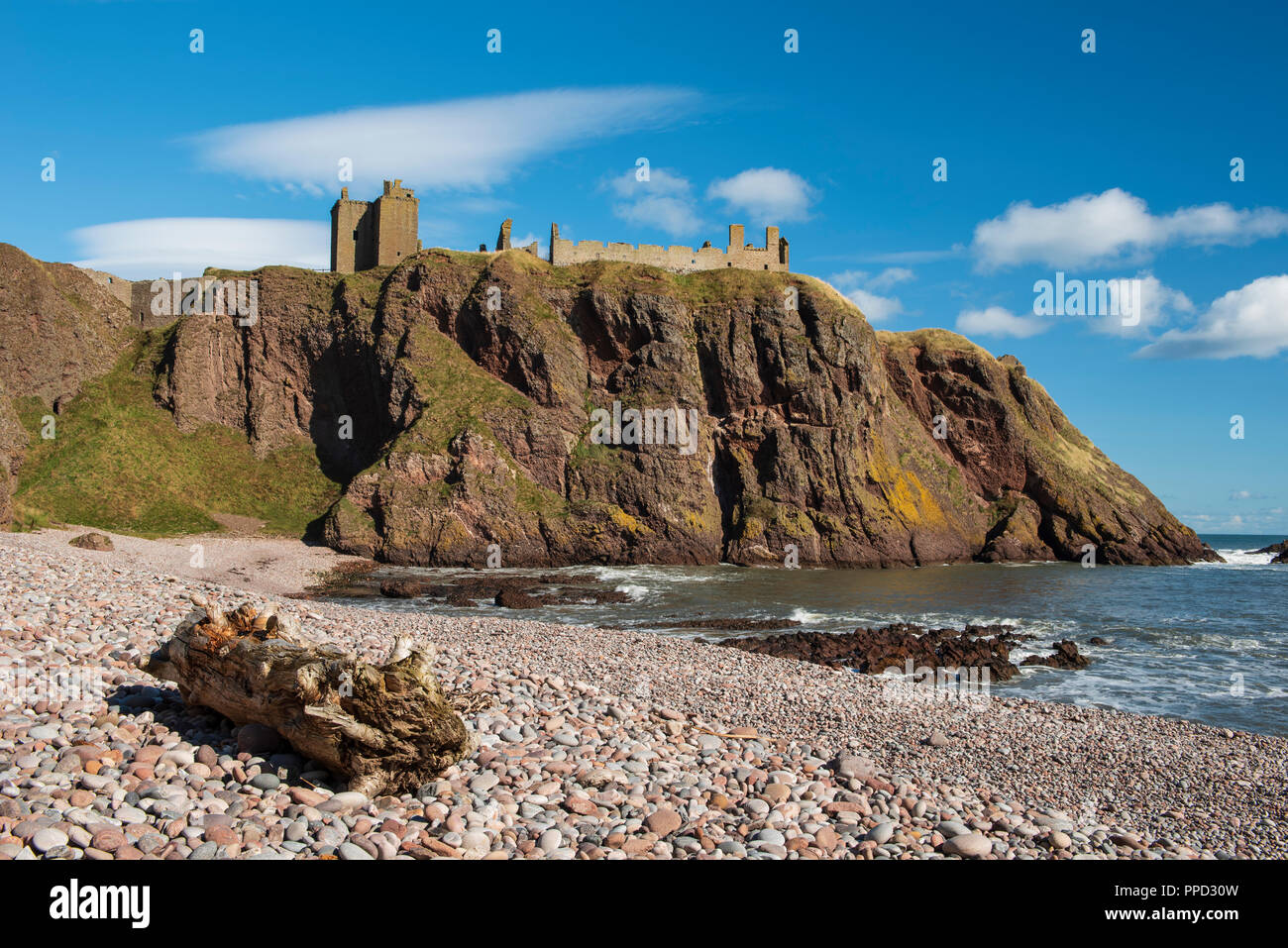 Dunnottar Castle è situato su un promontorio roccioso a sud di Stonehaven, Aberdeenshire, Scozia. Foto Stock