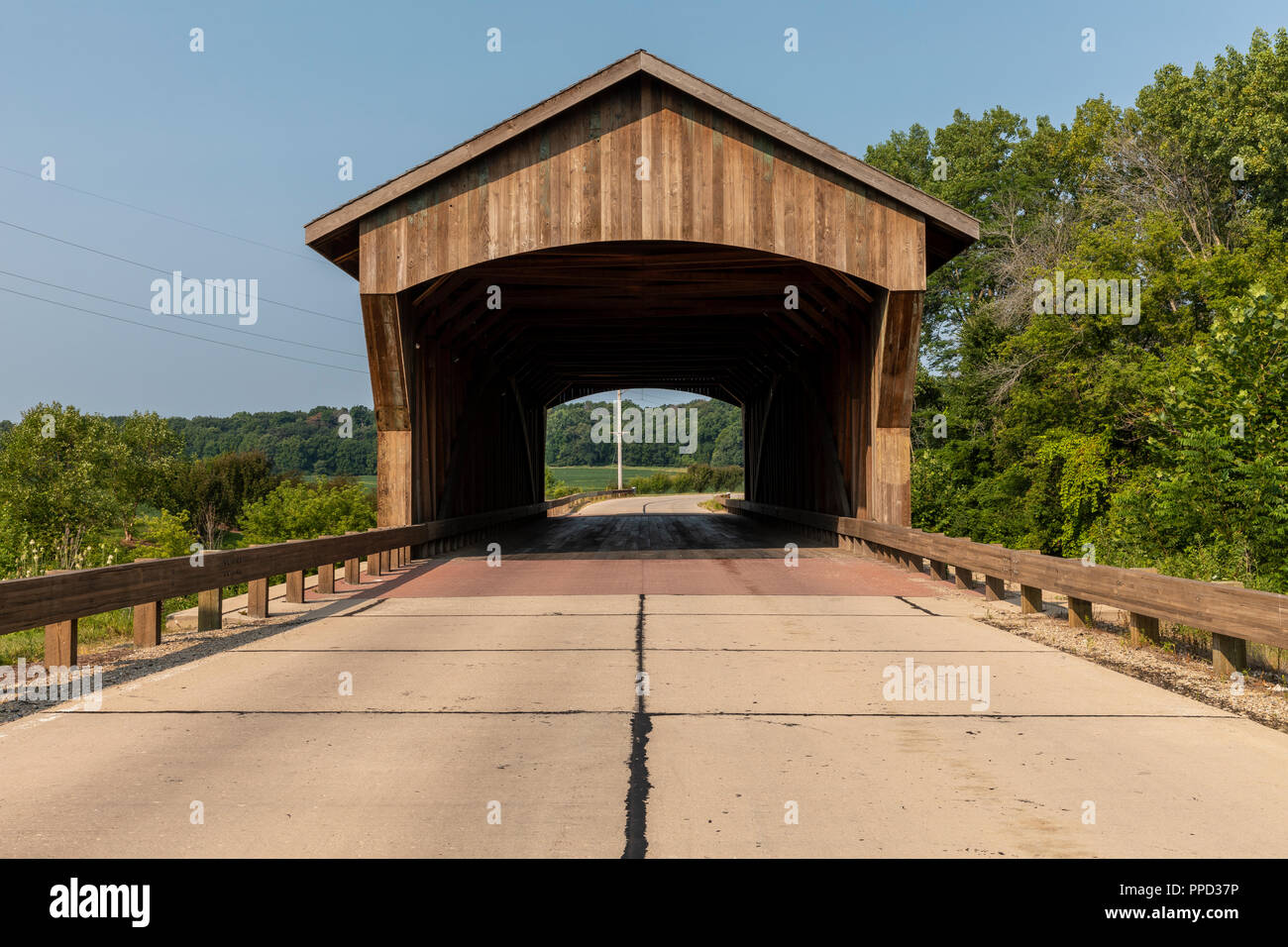Un marrone ponte coperto nelle zone rurali di Illinois. Foto Stock