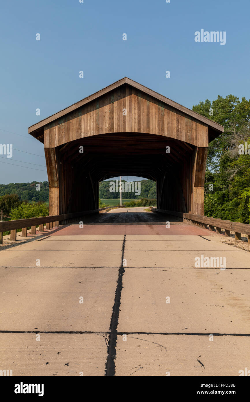 Un marrone ponte coperto nelle zone rurali di Illinois. Foto Stock
