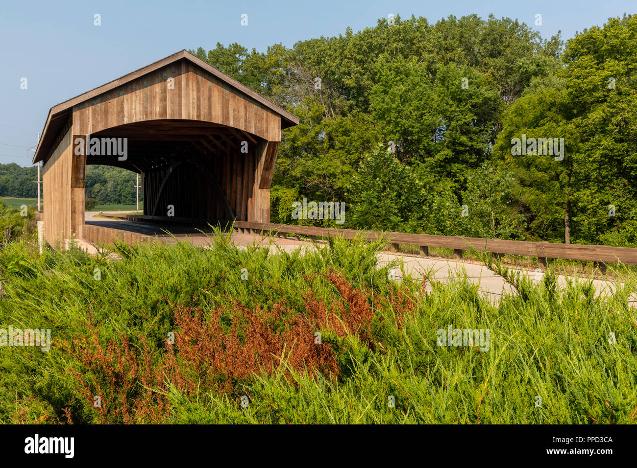 Un marrone ponte coperto nelle zone rurali di Illinois. Foto Stock