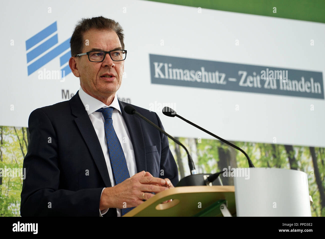 Ministro federale per la cooperazione e lo sviluppo economico, il dottor Gerd Mueller (CSU), in corrispondenza di una piantagione di alberi di eventi in tutto il mondo i bambini e la gioventù Iniziativa "piante-per-il-Planet' nell'Messestadt Riem. L iniziativa ha fissato l'obiettivo di piantare alberi nella lotta contro la crisi climatica in tutto il mondo. Foto Stock