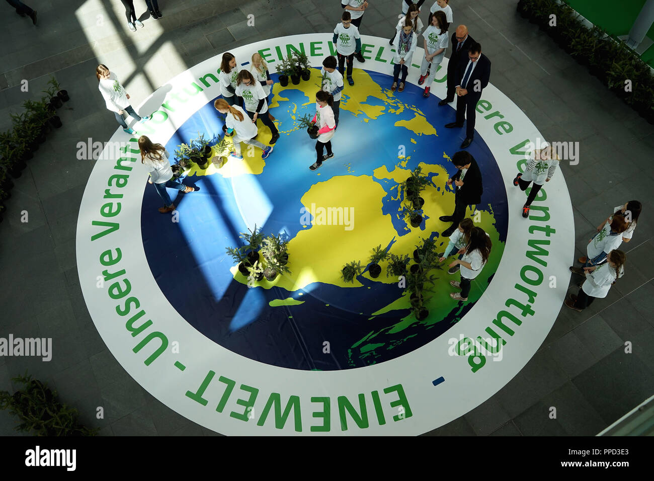 Ministro federale per la cooperazione e lo sviluppo economico, il dottor Gerd Mueller (destro sopra, CSU), in corrispondenza di una piantagione di alberi di eventi in tutto il mondo i bambini e la gioventù Iniziativa "piante-per-il-Planet' nell'Messestadt Riem. L iniziativa ha fissato l'obiettivo di piantare alberi nella lotta contro la crisi climatica in tutto il mondo. Foto Stock