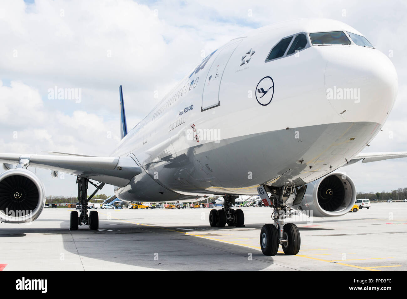 Un aereo Lufthansa in un gate del nuovo terminal satellite dell'aeroporto di Monaco di Baviera. Foto Stock