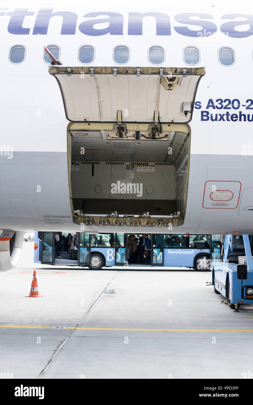 Un aereo Lufthansa con apertura della porta di carico in corrispondenza di una delle porte del nuovo terminal satellite dell'aeroporto di Monaco di Baviera. Foto Stock