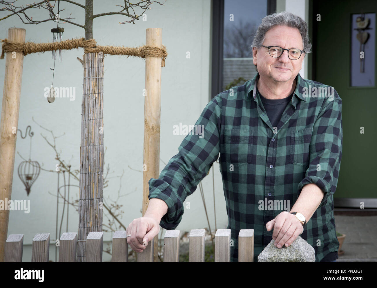 Cabarettista Guenter Gruenwald davanti a casa sua. Foto Stock
