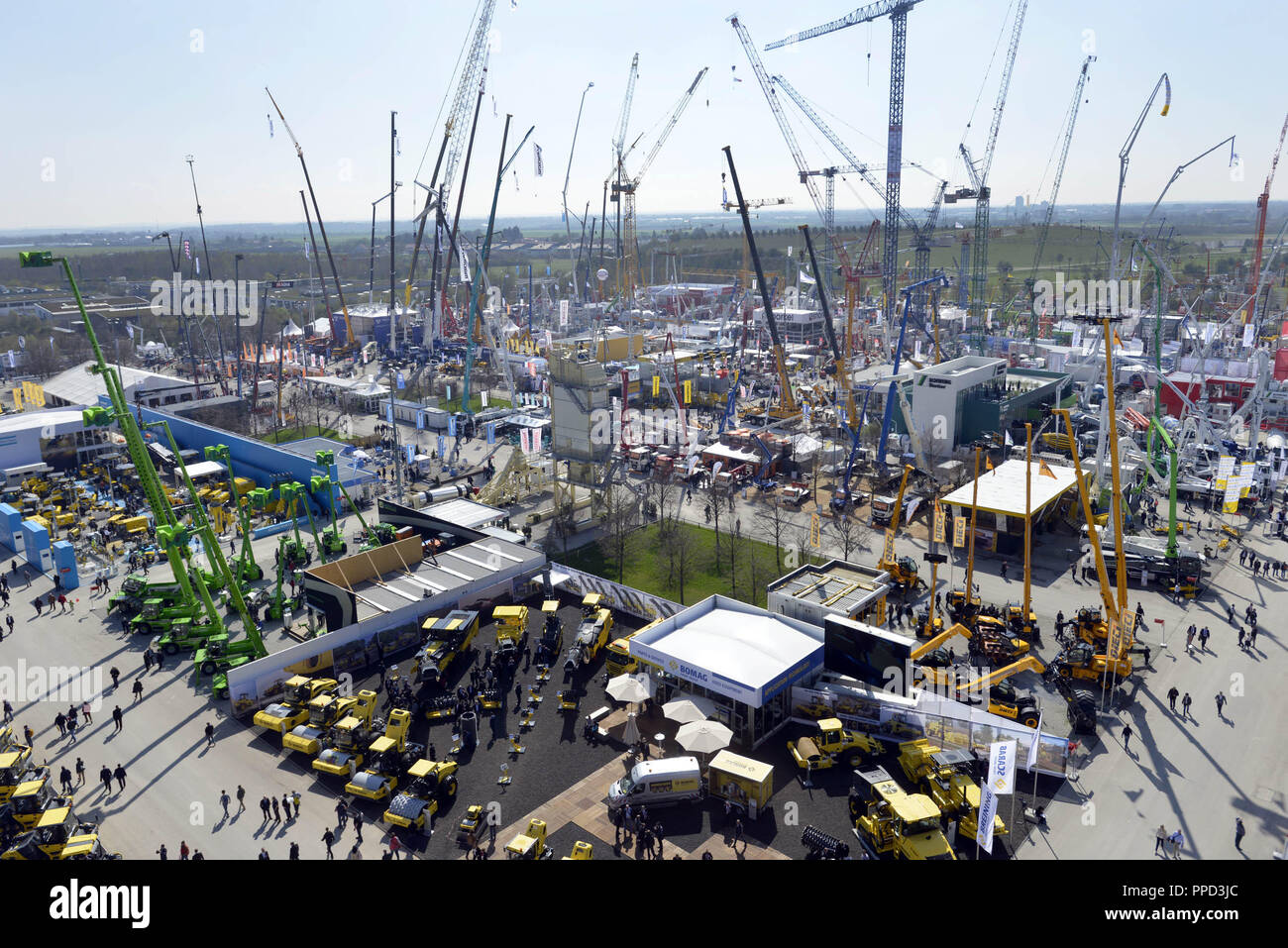 Panoramica dei macchinari da costruzione fiera "Bauma 2016' sulla fiera in Riem. Foto Stock