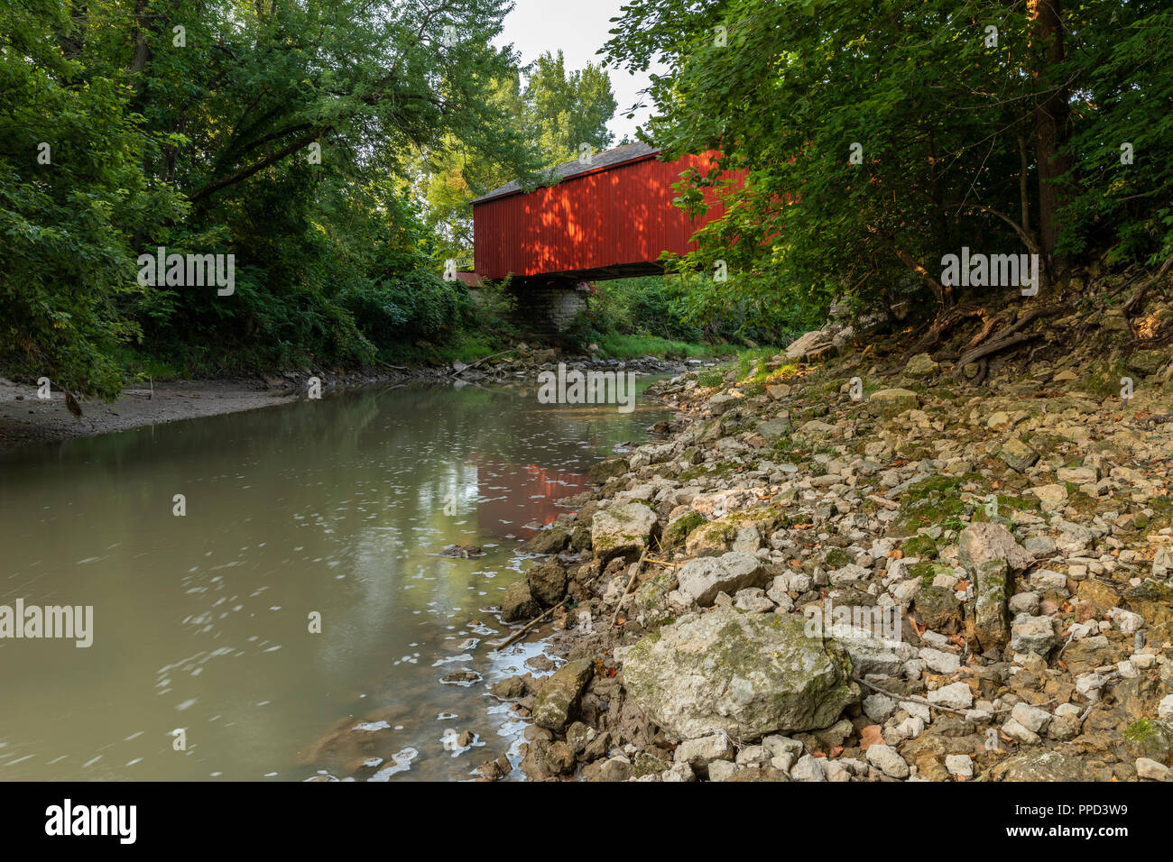 Rosso ponte coperto in zone rurali Illinois Foto Stock