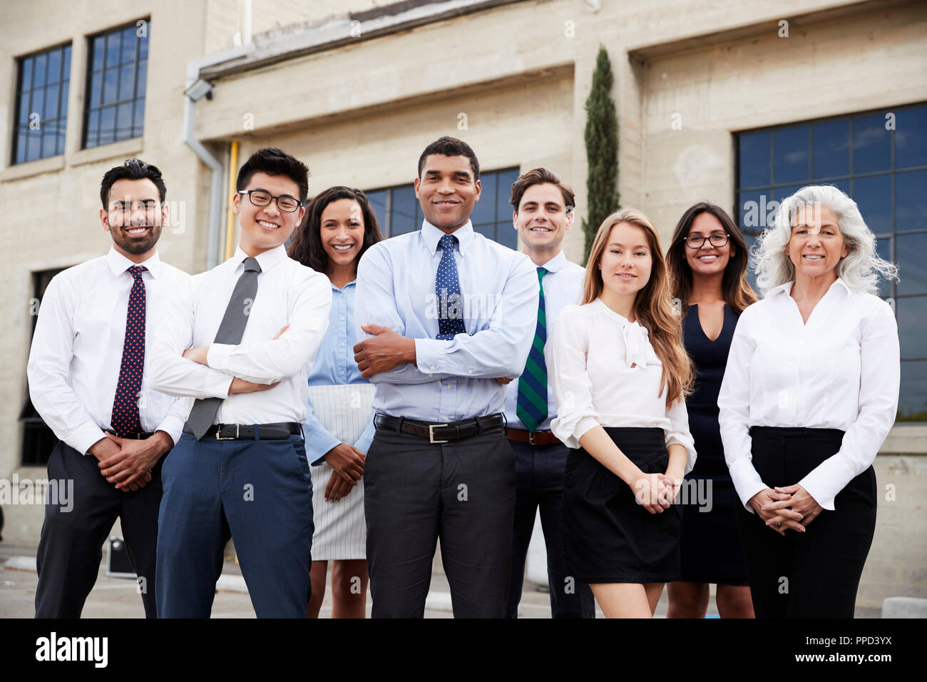 Razza mista imprenditore e colleghi all'aperto, ritratto Foto Stock