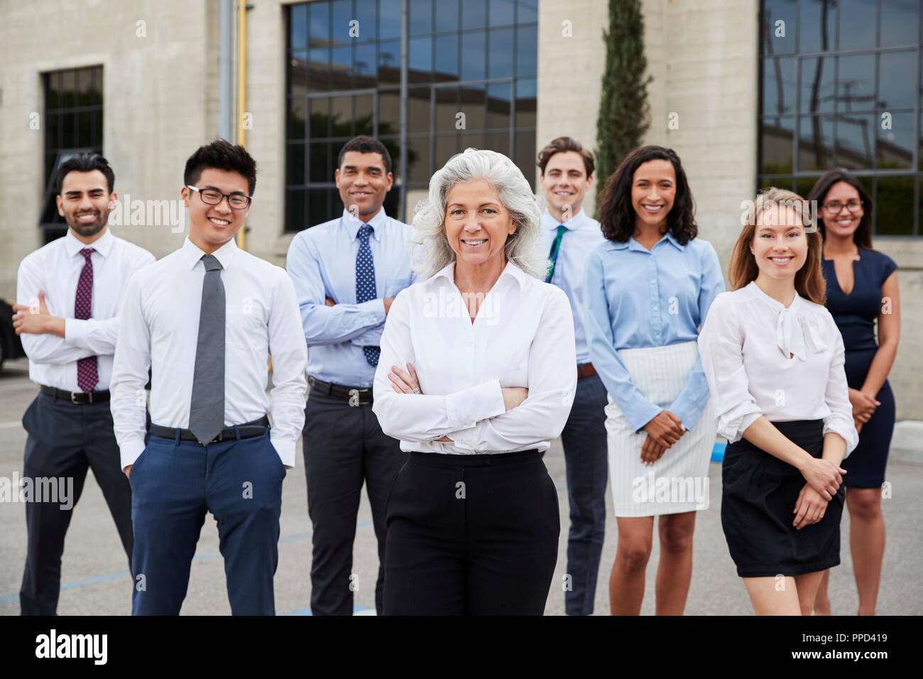 Senior imprenditrice e colleghi all'aperto, ritratto Foto Stock