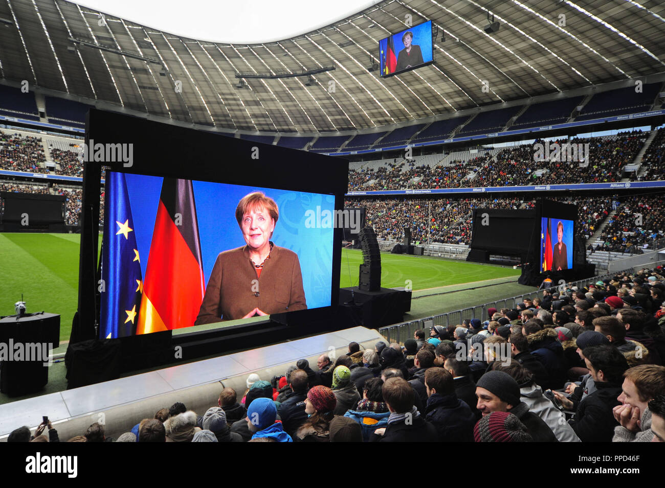 Come parte della celebrazione dell anniversario "prossimi cento anni' sulla società il centesimo compleanno di 35.000 dipendenti BMW seguire nell'Allianz Arena, la trasmissione in diretta della cerimonia ufficiale da Olympic Hall. Nella foto, un video messaggio di saluto del Cancelliere federale Angela Merkel. Foto Stock