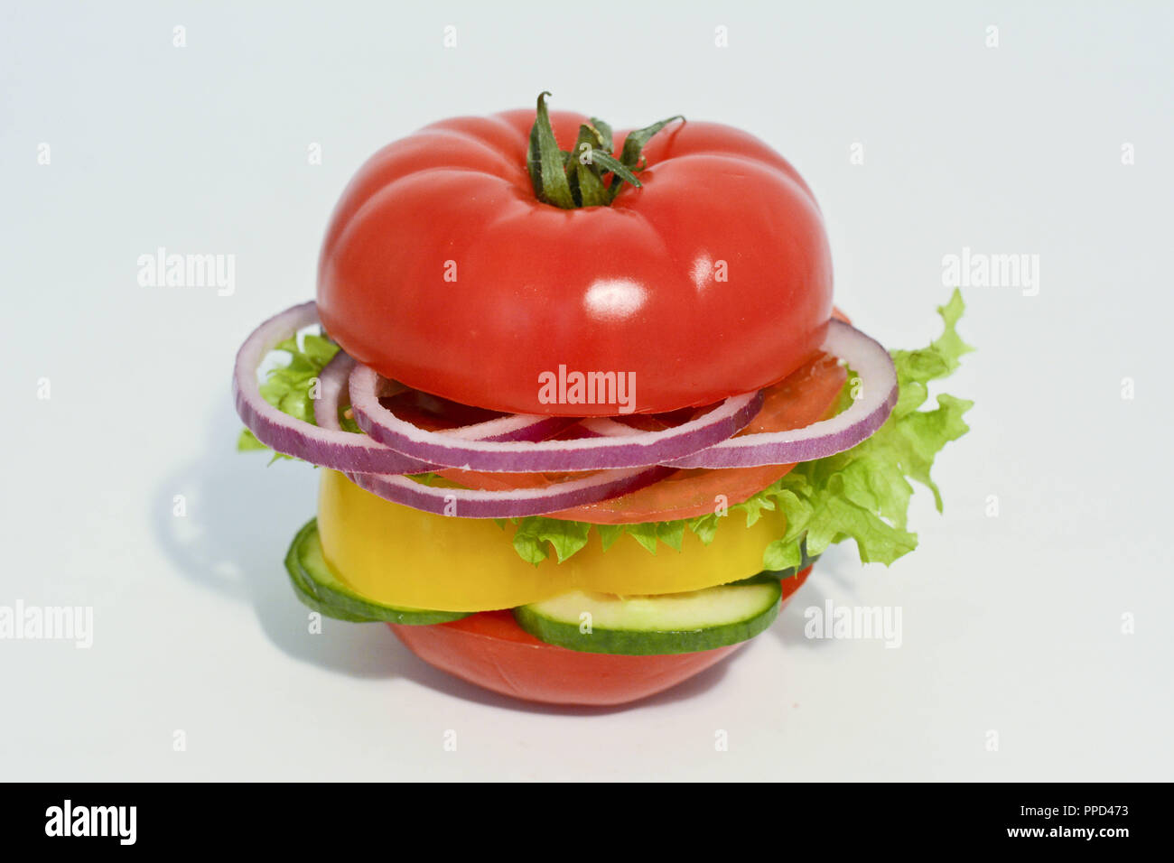 Un hamburger fatto di pomodoro. Foto Stock