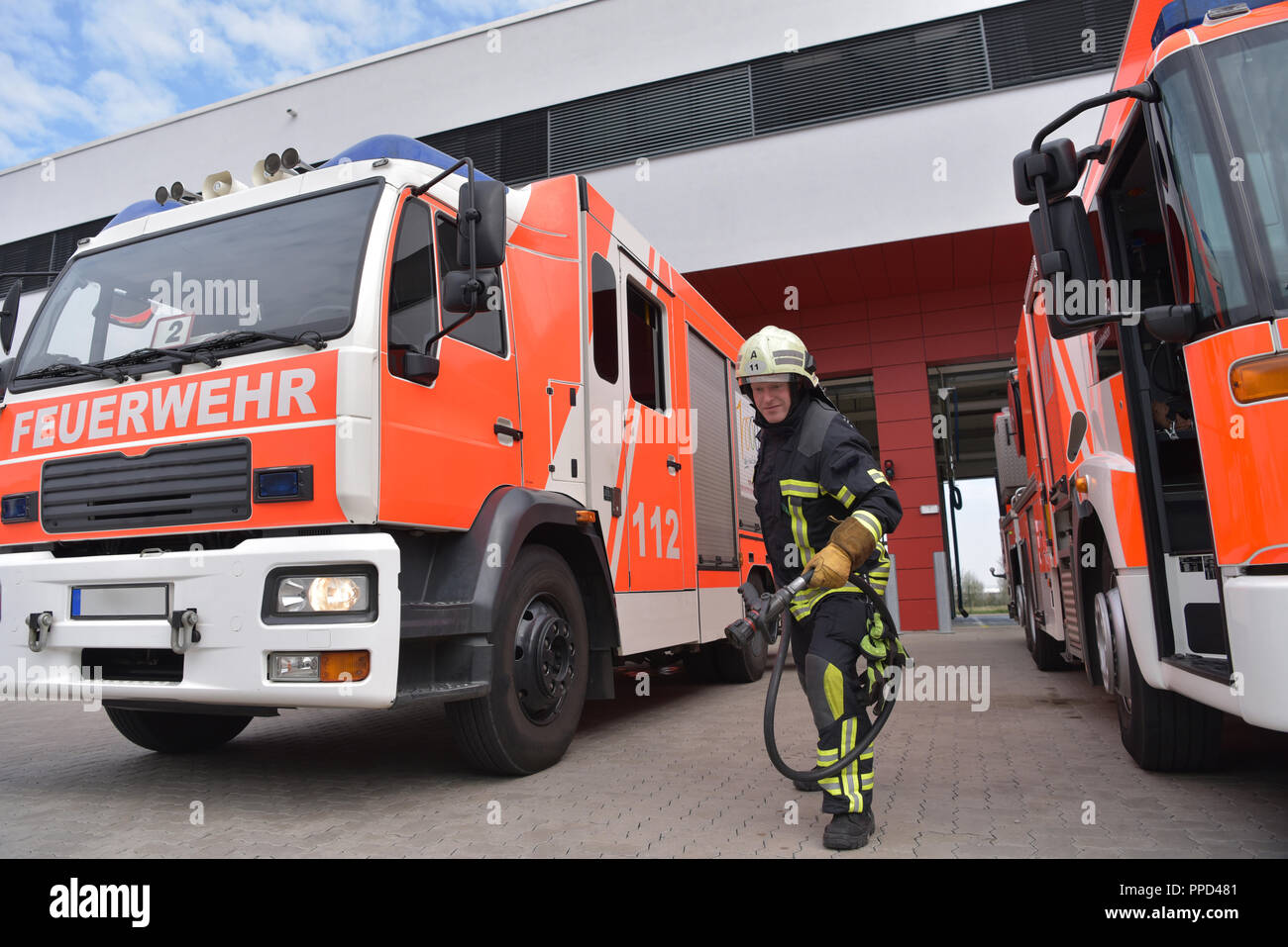 Ritratto di un vigile del fuoco nel centro di operazioni al veicolo antincendio Foto Stock