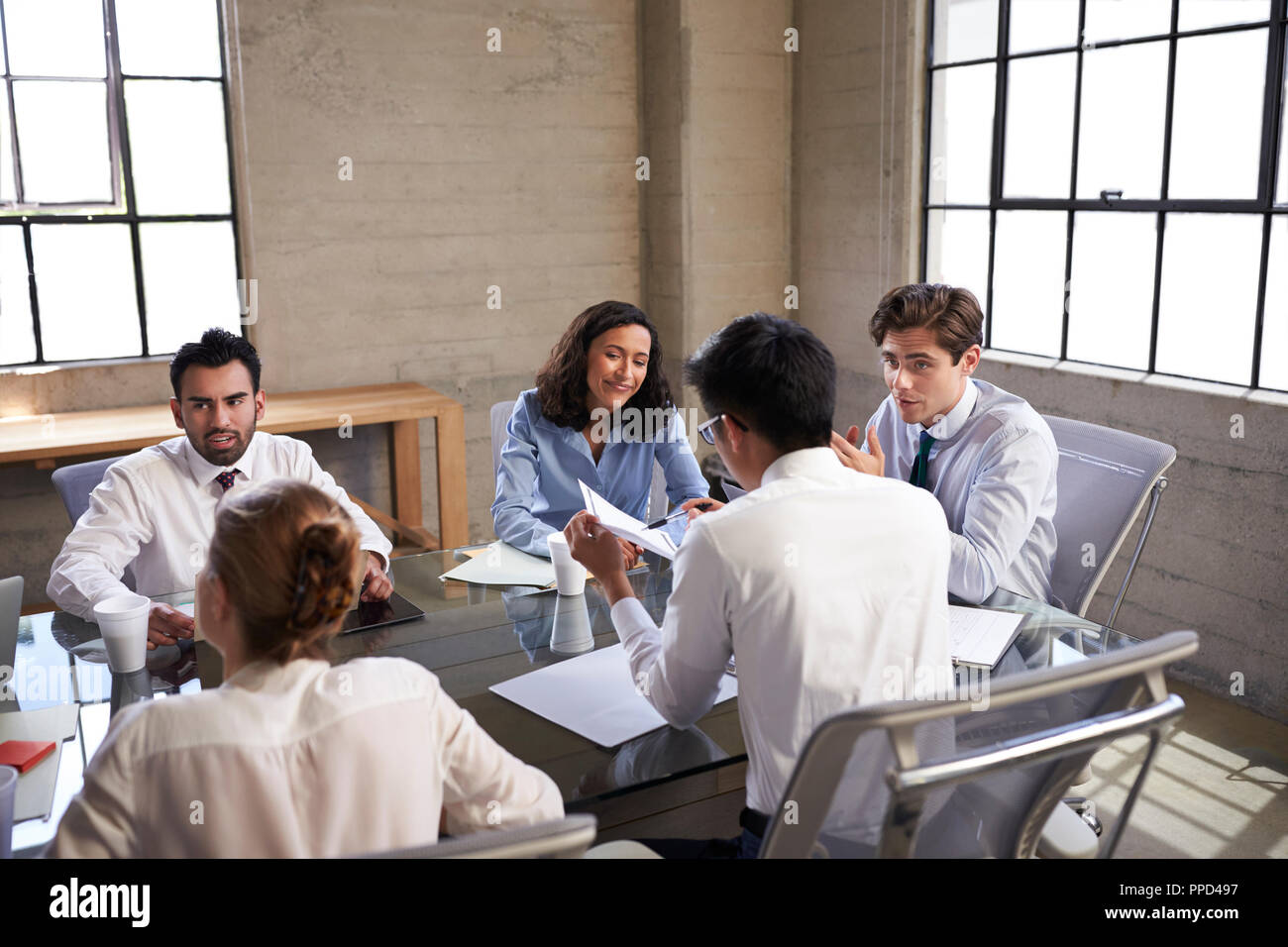 Colleghi di lavoro parlando in una sala riunioni Foto Stock