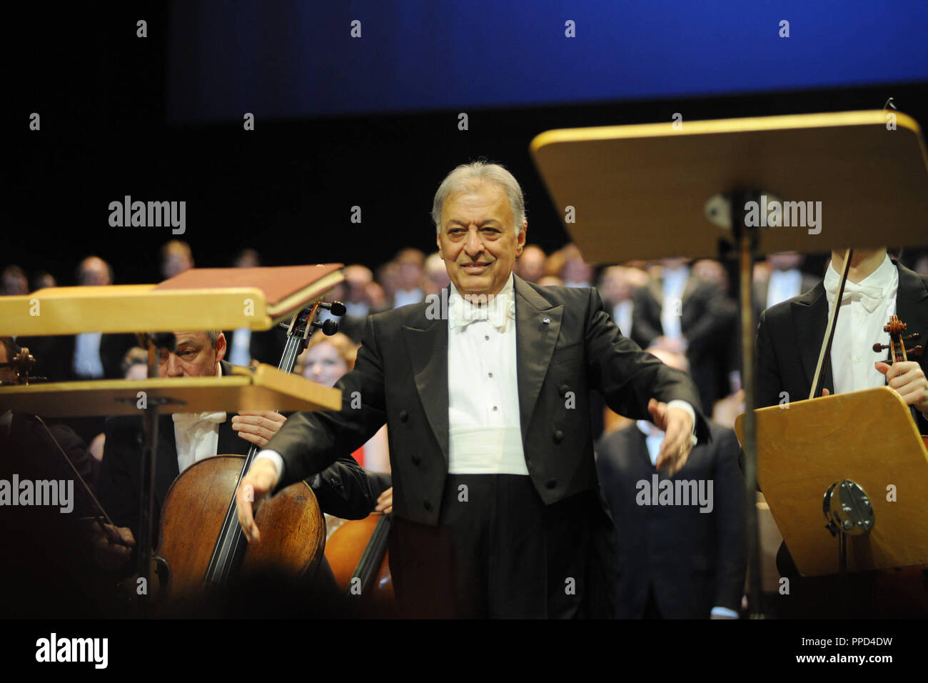 La direzione di Zubin Mehta conduce il Gurre-Lieder di Arnold Schoenberg nella Koenigssaal del Monaco di Baviera Opera House. Il conduttore viene quindi assegnato la medaglia Meistersinger dell'Opera di Stato bavarese. Foto Stock